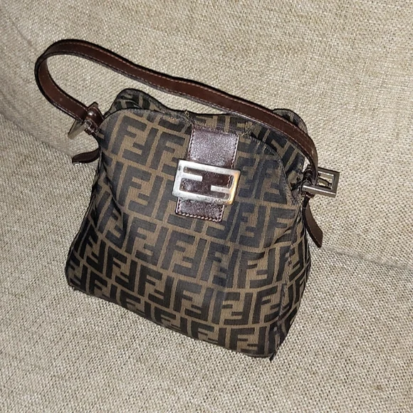 Vintage Fendi Bag 😍 - Picture 2 of 15